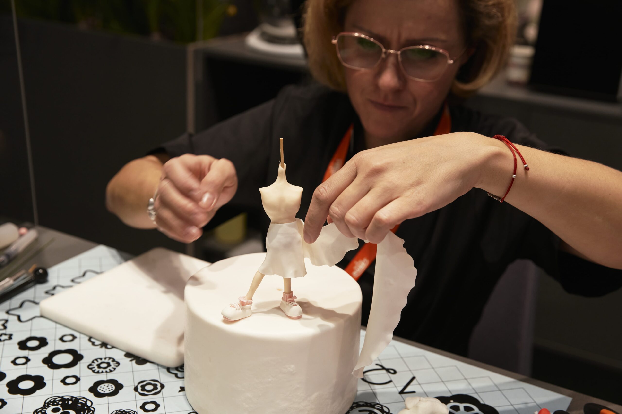 Jak wykonać figurkę dekoracyjną na tort - poradnik krok po kroku.