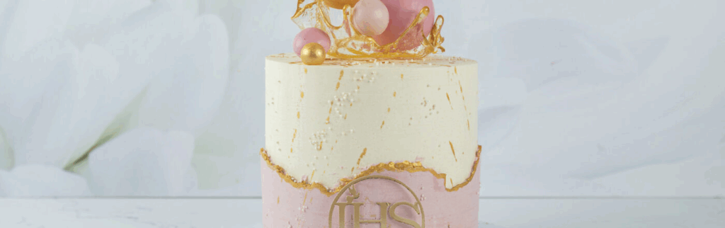 Jak zrobić tort na komunię: oto przepis na tort na migdałowym biszkopcie z cytryną, bezą i maliną.