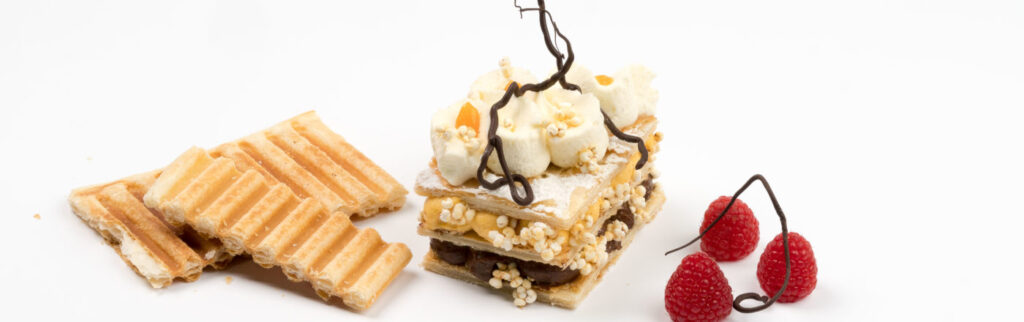 Mille-feuille z kremem czekoladowym z rokitnikiem.