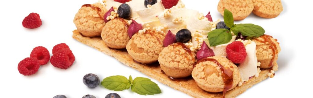 Ciasto saint-honoré z kremem z czarnej porzeczki oraz kremem chantilly.