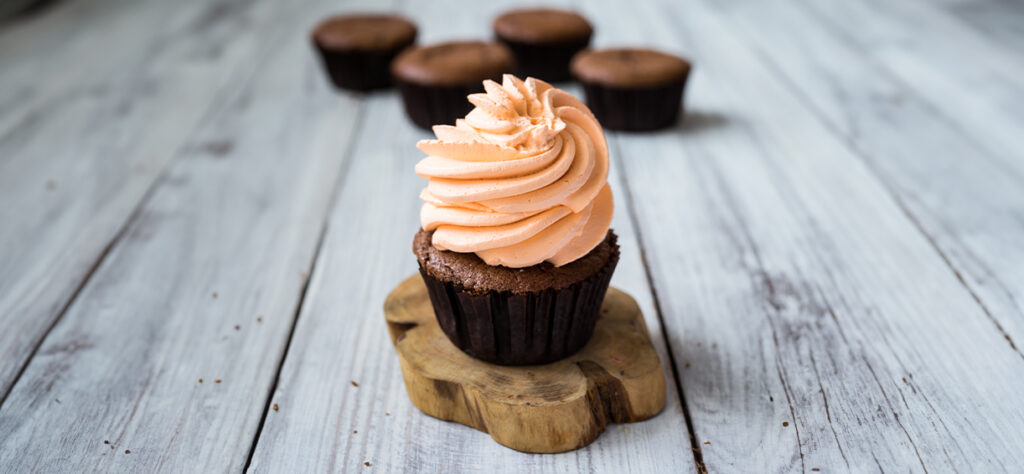 Babeczka czekoladowa z kremem brzoskwiniowym