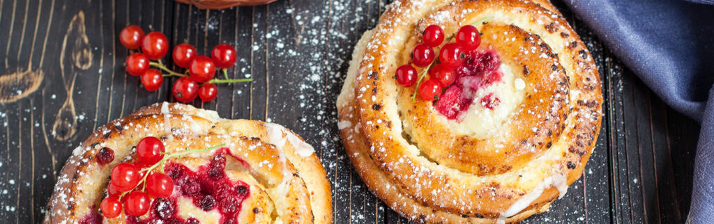 Słodko-kwaśne ciastka porzeczkowe z kremem budyniowym.