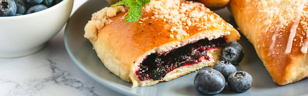 Jagodzianka na bogato z prażonymi migdałami