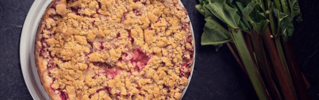 Alternatywne wypieki. Wegańska tarta z rabarbarem i daktylami.