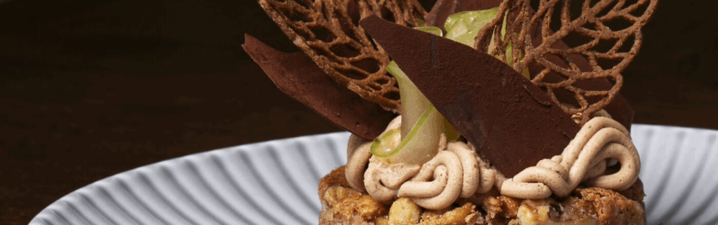 Ciastko orzechowe z kremem piernikowym i jabłkiem z cynamonem - Banner