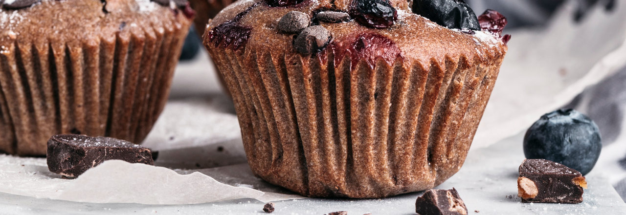 Muffin czekoladowy z borówką amerykańską i dropsami czekoladowymi