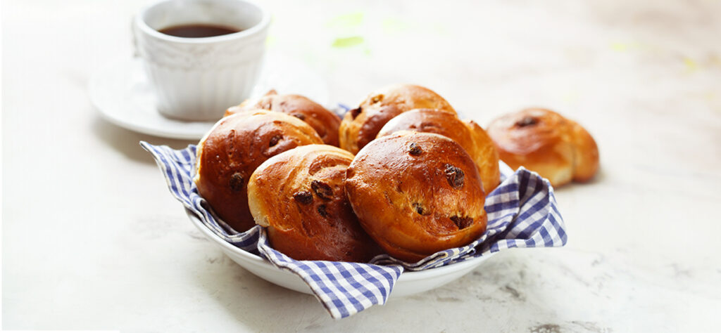 Wegańskie bułeczki drożdżowe z dropsami czekoladowymi